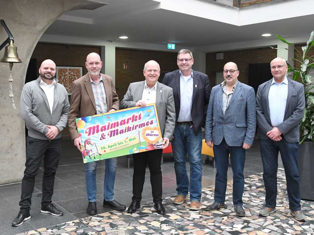 Freuen sich auf Maikirmes, Maimarkt und Schützenfest und hoffen auf besseres Wetter als aktuell: (v.l.n.r.) Johann Bügler, Hans Bert Cremer (beide Verband Reisender Schausteller Düren), Bürgermeister Frank Peter Ullrich, „Marktmeister“ Achim Greiff, Stefan Pesch (Volkstümliche Bogenschützen St. Rochus und St. Sebastianus 1486 Düren) und Frank Blumenthal (Stadt Düren).