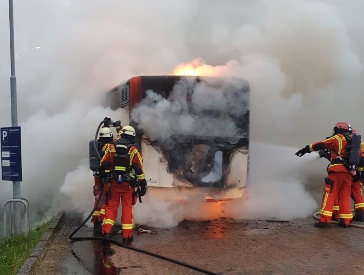 fw d ren rauchs ule motorbrand eines linienbusses