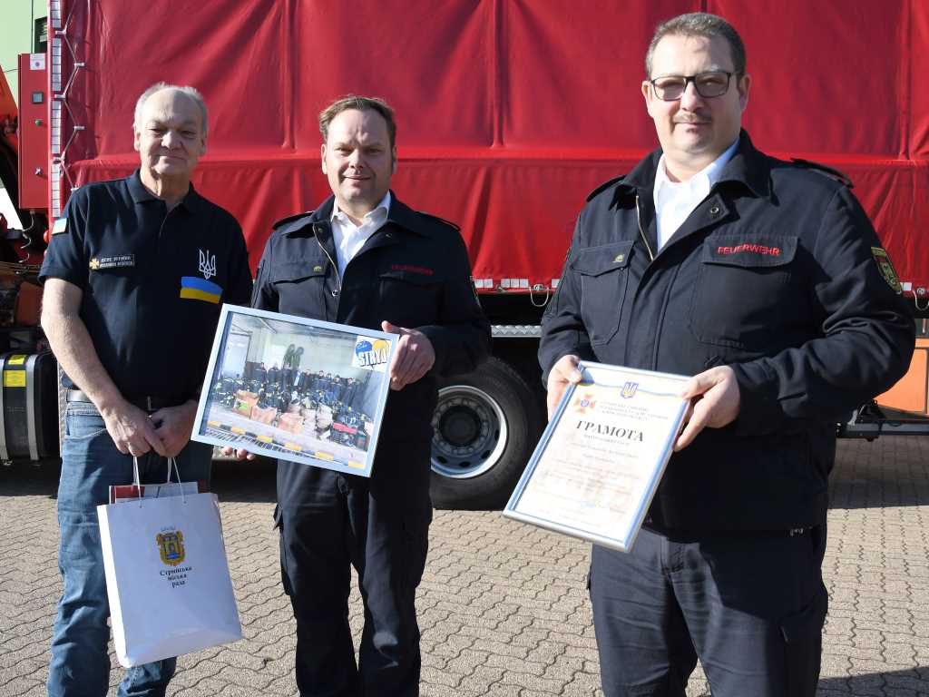 Gerhard Suhr (l.) überbrachte den Dank aus Stryj an den Leiter der Feuerwehr der Stadt Düren, Patric Ramacher (r.), und seinen kommissarischen Stellvertreter, Stefan Kreischer (Mitte).
