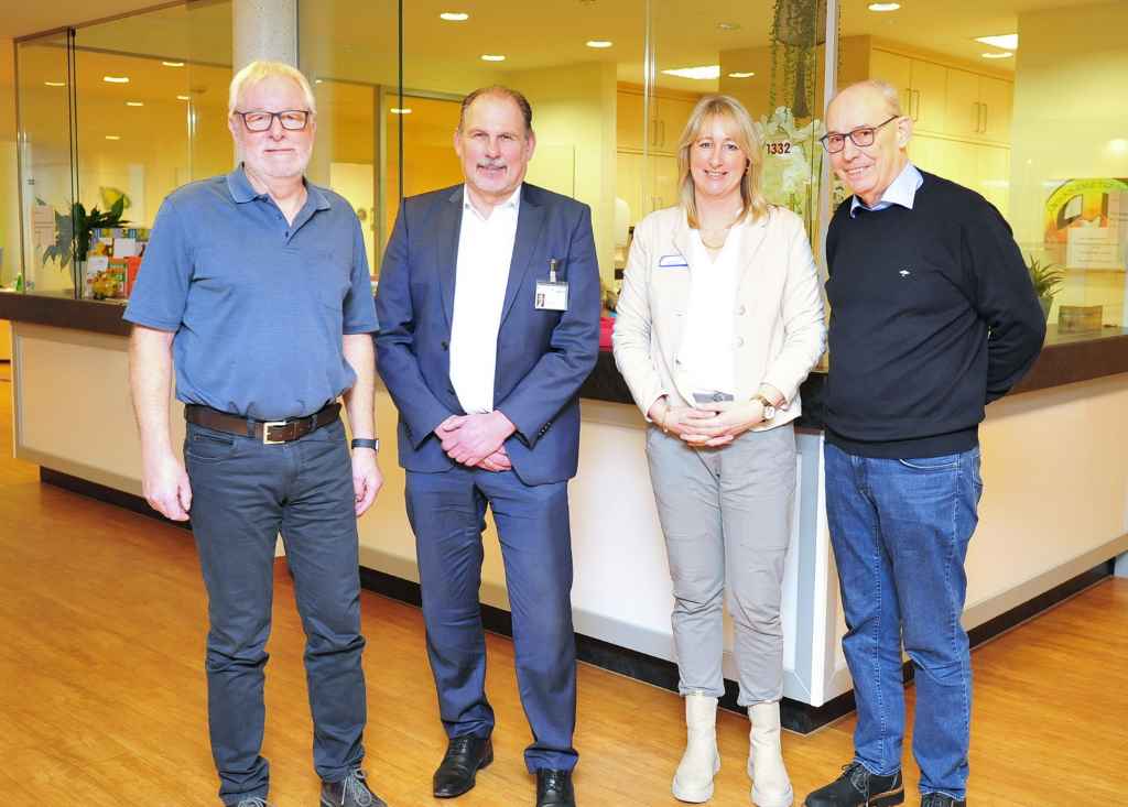 Foto (© K. Erdem): 2.v.l. Geschäftsführer Renardo Schiffer und stellvertretend für den Förderverein v.l. Horst Mertens (Beisitzer), Silke Huppertz (Pflegedienstleiterin/Beisitzerin) und Dr. med. Bert Neffgen (Vorsitzender). Nicht im Bild: Pastor Günter Gerkowski (2. Vorsitzender), Gerd Pazzini (Schriftführer), Arno Udelhoven (Schatzmeister), Hans Esser (Beisitzer) und Dr. med. Tanja Schramm (Beisitzerin).
