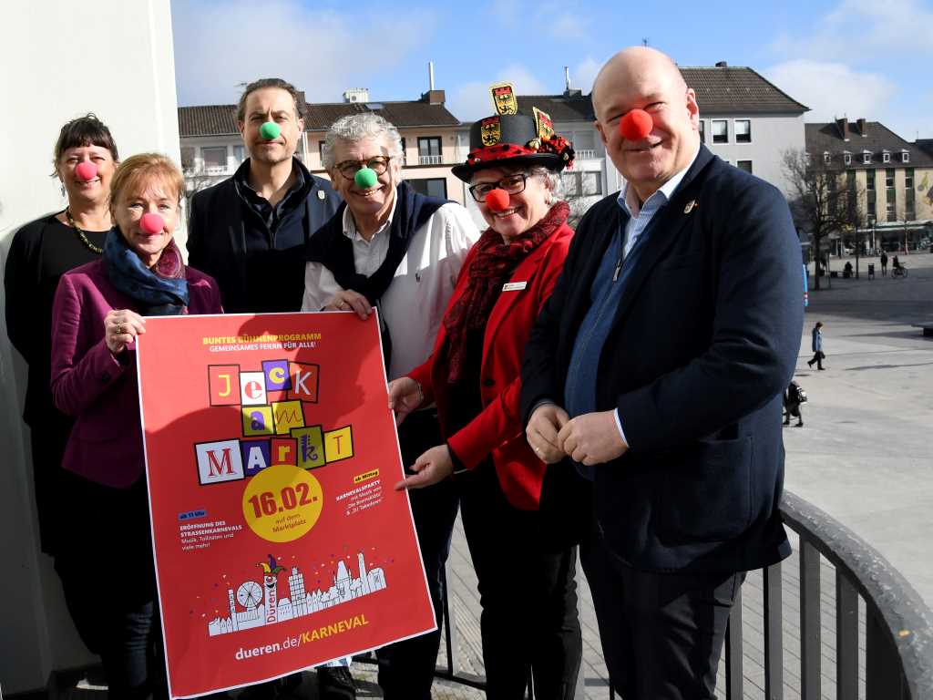 Mit einer Party für alle gemeinsam wollen die Stadt Düren und das Festkomitee Dürener Karneval an Weiberfastnacht auf dem Marktplatz gemeinsam in den Straßenkarneval starten. (Im Bild (v.l.n.r.: Jennifer Vetter (Leiterin der Sozialpädagogischen Dienste), Christine Käuffer (Dezernentin für Recht, Sicherheit und Bürgerservice), Christopher Löhr (Dezernent für Generationen und Demografie), Wino Ulhas (Präsident Festkomitee Dürener Karneval), Sabine Briscot-Junkersdorf (Repräsentation der Stadt Düren), Bürgermeister Frank Peter Ullrich.