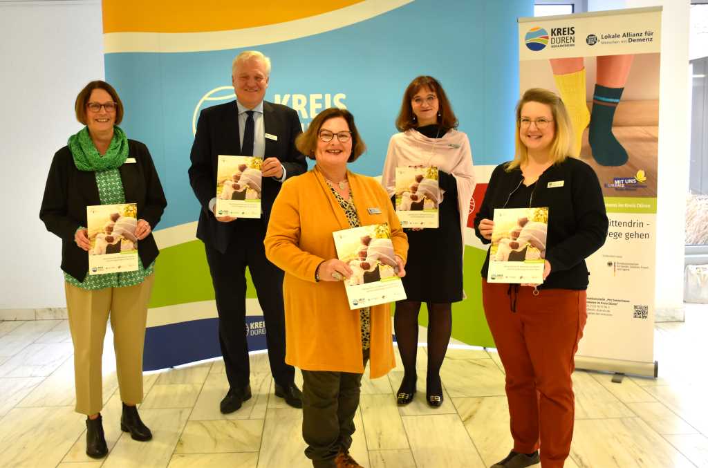 Landrat Wolfgang Spelthahn (2.v.l.) stellte gemeinsam mit Ulrike Breuer, Monika Sandjon, Elke Ricken-Melchert und Anja Kaldenbach (alle Amt für Demografie, Kinder, Jugend, Familie und Senioren/v.l.) den "Wegweiser Demenz" vor. Foto: Kreis Düren