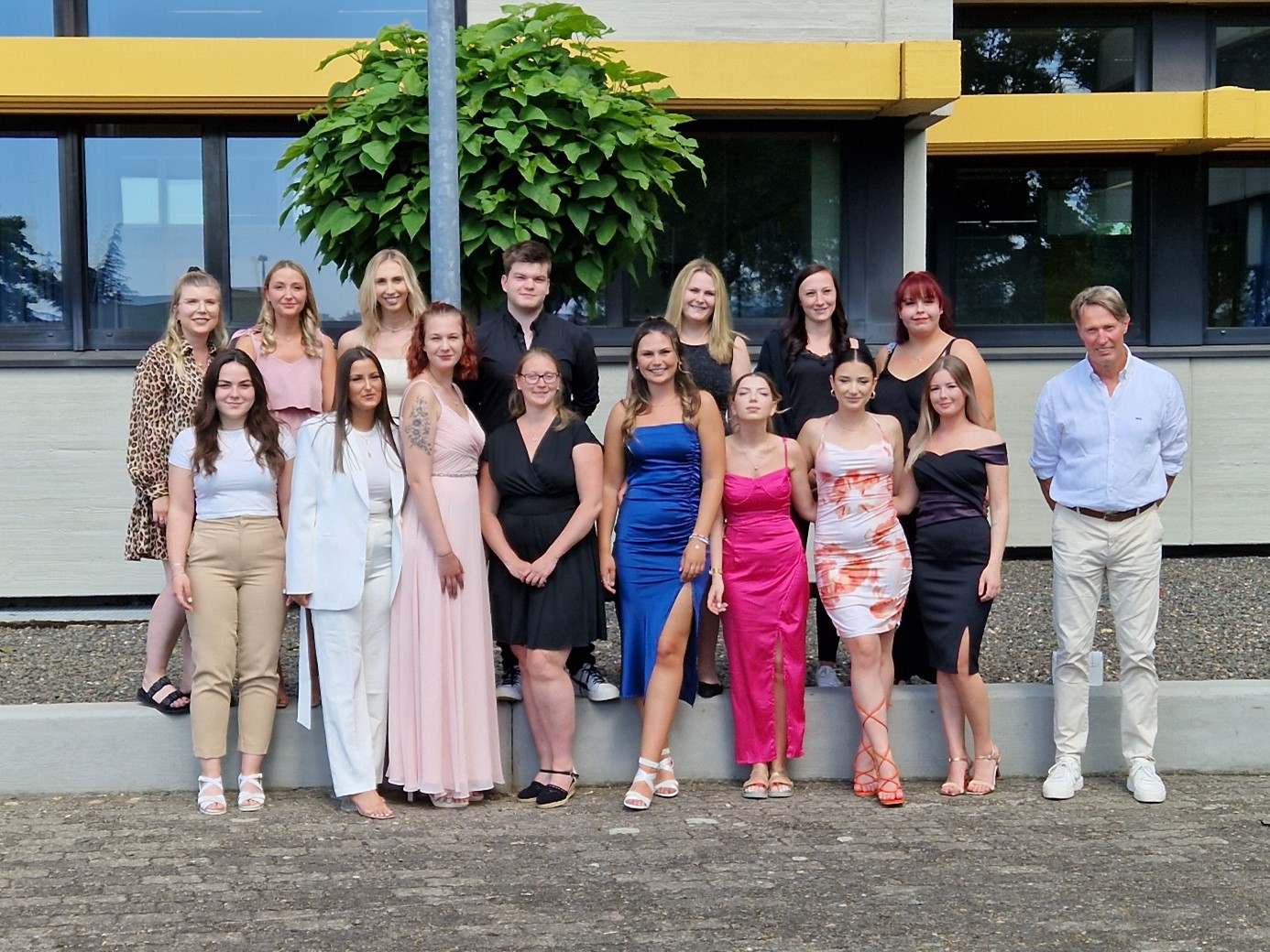 Die Medizinischen Fachangestellten vom Berufskolleg Kaufmännische Schulen des Kreises Düren feierten mit ihren Klassenleitungen und geladenen Gästen ihren Abschluss. Foto: Berufskolleg Kaufmännische Schulen des Kreises Düren. 