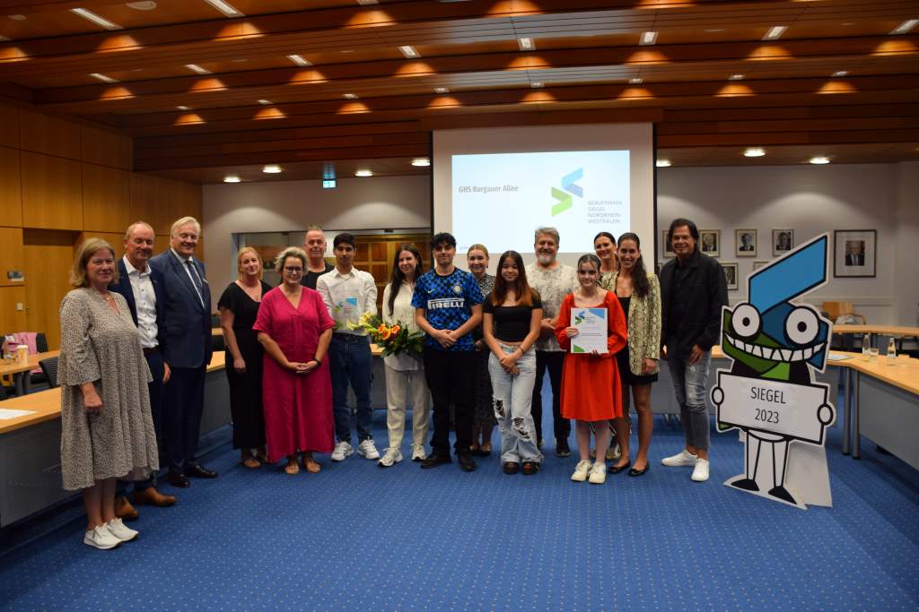Landrat Wolfgang Spelthahn mit den Vertreterinnen und Vertretern der mit dem Berufswahlsiegel ausgezeichneten Schulen. Foto: Kreis Düren