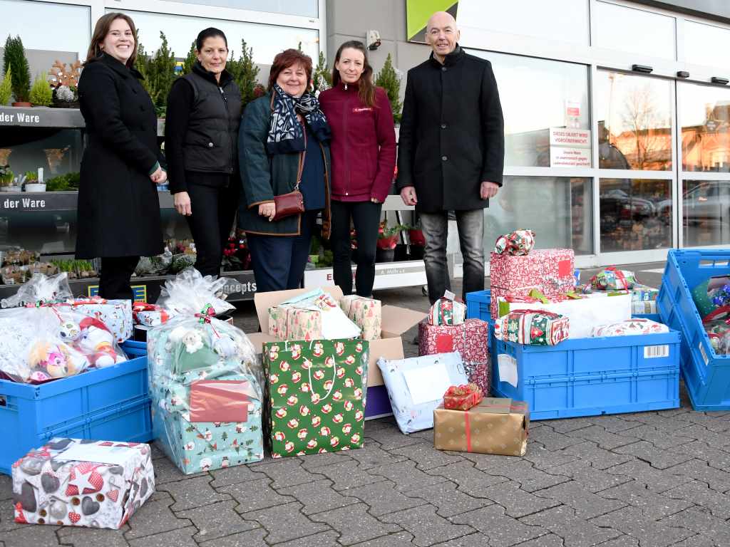 Auch in diesem Jahr finden dank der gemeinsamen Wunschbaumaktion des Edeka-Marktes „Mülln“ und des Jugendamtes der Stadt wieder zahlreiche Geschenke den Weg zu bedürftigen Familien in Düren. (v.l.n.r.) Laura Bendels, Anja Mülln, Ute Paulus, Cornelia Christophe und Ansgar Kieven.  