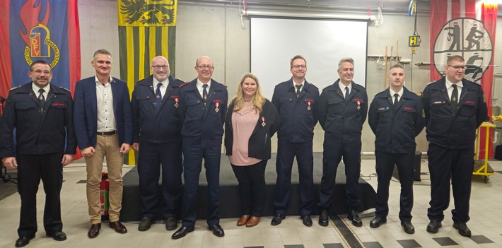 Gruppenbild der mit der silbernen und goldenen Ehrennadel des Landes NRW geehrten Mitglieder. v.l.n.r.: Stellv. Kreisbrandmeister Patrick Harzheim, Bürgermeister Frank Rombey, Gerd Oligschläger (LG Oberzier), Sascha Deldicque (LG Niederzier), Stefanie Schöller (LG Oberzier), Daniel Fischer (LG Hambach), Stephan Iwen (LG Hambach), Stellv. Leiter der Feuerwehr Sebastian Cremer, Leiter der Feuerwehr Markus Wirtz