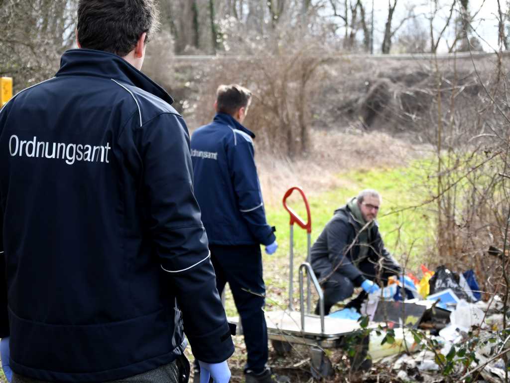 Die „Task Force Abfall“ des Ordnungsamtes fahndet bei illegal entsorgtem Müll nach Hinweisen auf die Versuracherinnen oder Verursacher. Die Erfolge sprechen sich rum.