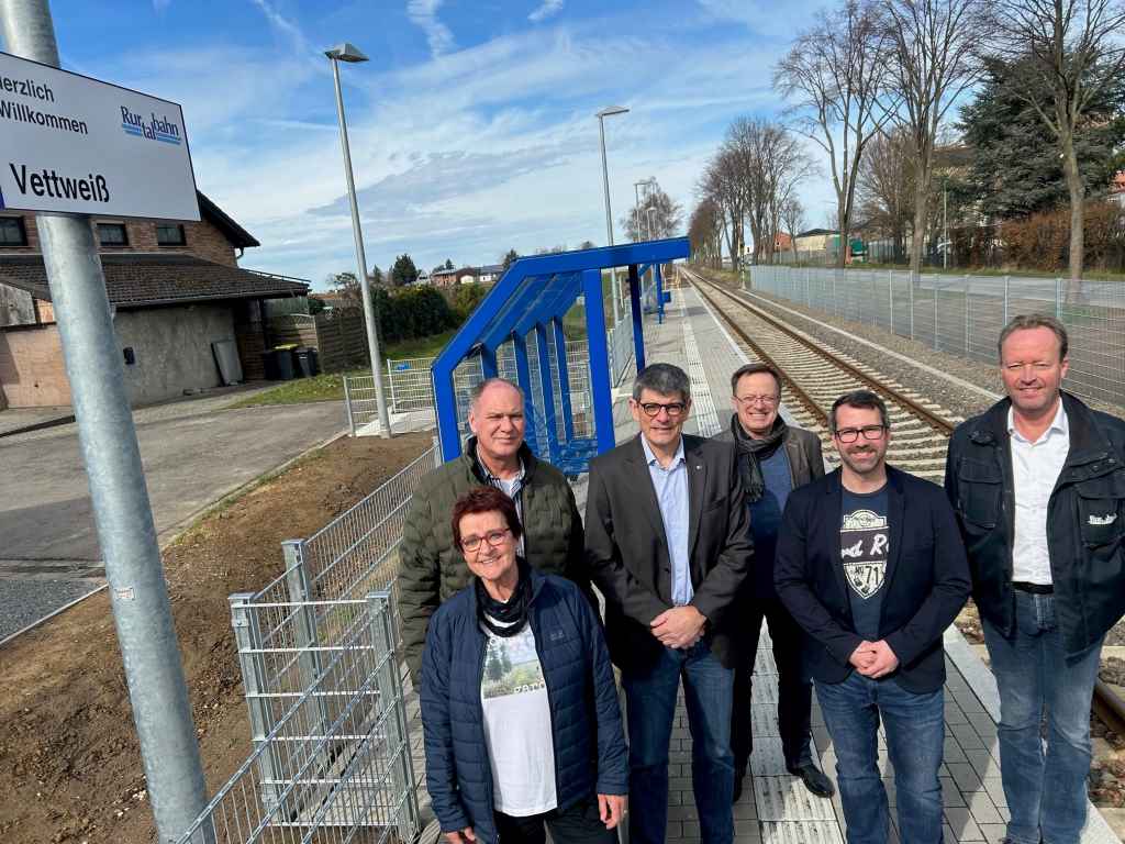 Foto: (von links) Astrid Hohn (stellv. Landrätin Kreis Düren), Peter Huevelmann (Dezernatsleitung Bauwesen Vettweiß), Herbert Häner (Geschäftsführer Rurtalbahn GmbH), Alfred Berrisch (Beteiligungsgesellschaft Kreis Düren), Joachim Kunth (Bürgermeister Vettweiß), Christoph Göddecke (Geschäftsbereichsleiter Infrastruktur Rurtalbahn GmbH)