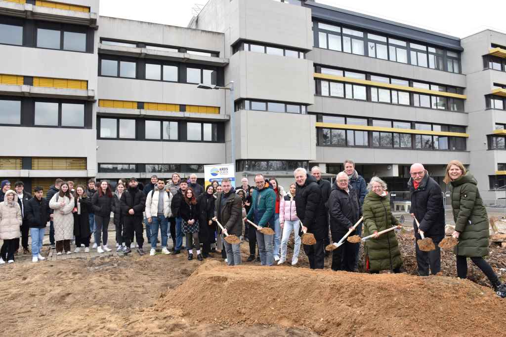Bei dem feierlichen Spatenstich zum Erweiterungsbau am Berufskolleg Kaufmännische Schulen setzten Henry Wirthmann (Schülersprecher), Michael Lichtwald (Stellvertretender Schulleiter Berufskolleg Kaufmännische Schulen), Landrat Wolfgang Spelthahn, Hans Josef Königstein (Bauverwaltungsausschuss), Sybille Haußmann (Dezernatsleitung Amt für Schule, Bildung und Integration), Peter Kaptain (Allgemeiner Vertreter des Landrates) und Andrea Herrlein (Schulleiterin des Wirtschaftsgymnasiums) die Spaten an.  (v.l.). Foto: Kreis Düren. 