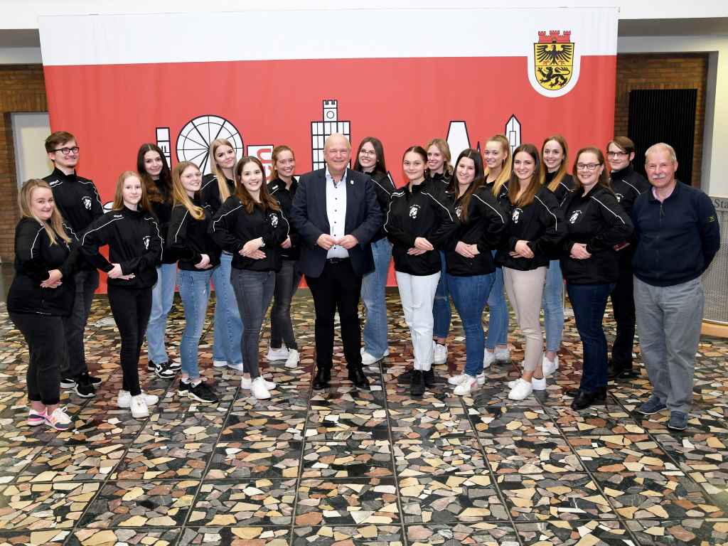 Bei einem Empfang im Rathaus gratulierte Bürgermeister Frank Peter Ullrich den Tänzerinnen und Tänzern sowie dem Betreuer-Team der Tanzsportgarde der „KG Kick ens“ für ihre herausragenden sportlichen Erfolge.