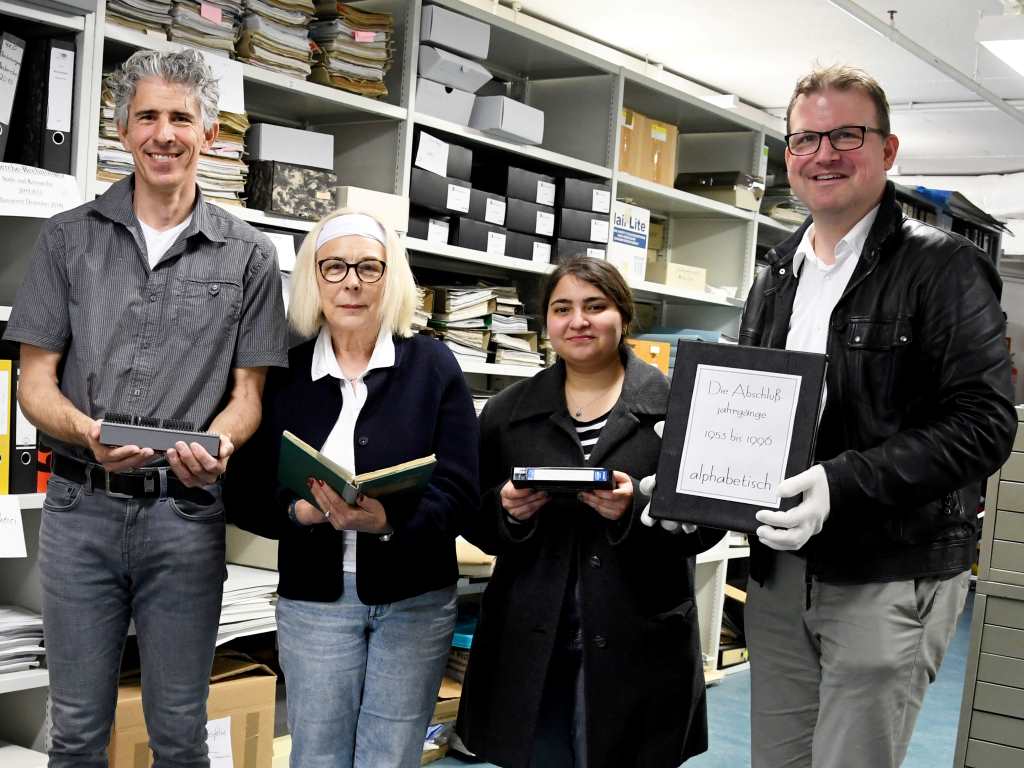 Foto: (v.l.n.r.:) Schulleiter Jürgen Momma und seine Konrektorin Waltraud Wagner übergaben Dokumente, Videos und Dias aus der Vergangenheit der Realschule Wernersstraße an Dedim Saglam und Daniel Schulte vom Stadt- und Kreisarchiv.