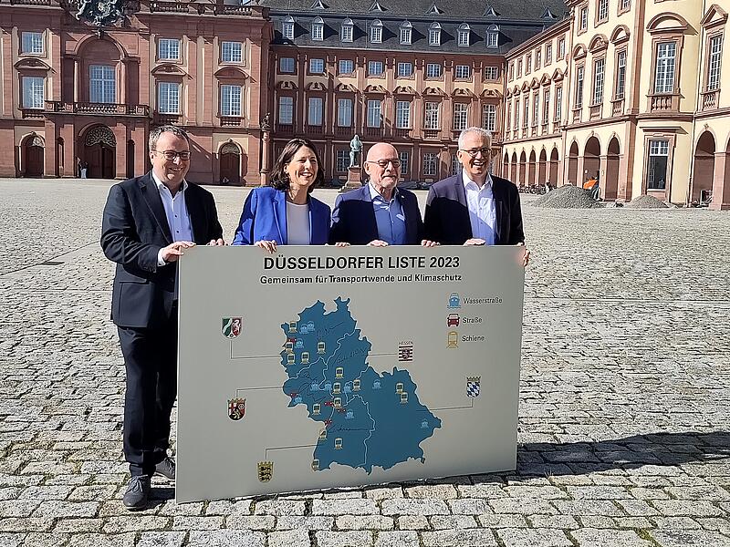 Die Verkehrsminister Oliver Krischer (Nordrhein-Westfalen), Daniela Schmitt (Rheinland-Pfalz), Winfried Hermann (Baden-Württemberg) und Tarek Al-Wazir (Hessen) nach der Unterzeichnung der fortgeschriebenen "Düsseldorfer Liste" in Mannheim. Foto: MUNV NRW