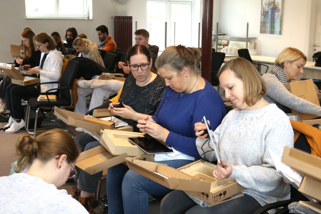 Schöne Bescherung im November: Im Kongresszentrum des Krankenhauses Düren nahmen die Auszubildenden die fabrikneuen Tablets in Empfang. Foto: Krankenhaus Düren