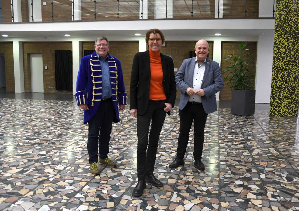 Foto: Freuen sich auf die Preisverleihung am 3. Februar 2024 im Haus der Stadt: (v.l.) Lothar Claßen, Präsident der KG Närrische Nord Dürener, Preisträgerin Bettina Böttinger und Bürgermeister Frank Peter Ullrich.