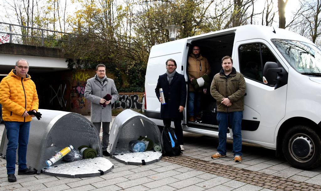 Foto: (v.l.n.r.): Bernd Korall und Wolfgang Nolden vom Sozialamt haben gemeinsam mit dem Sozialdezernenten, Thomas Hissel, und Dario Quintela und Justin Malmen (beide ebenfalls vom Sozialamt) das „Winterpaket Obdach“ der Stadt Düren vorgestellt.