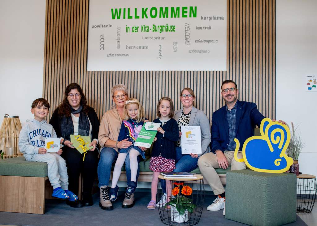 Die Burgmäuse in Nörvenich freuen sich über gleich zwei Auszeichnungen: Das Gütesiegel zum Familienzentrum und die Rezertifizierung zum "Haus der kleinen Forscher". Foto: Kreis Düren