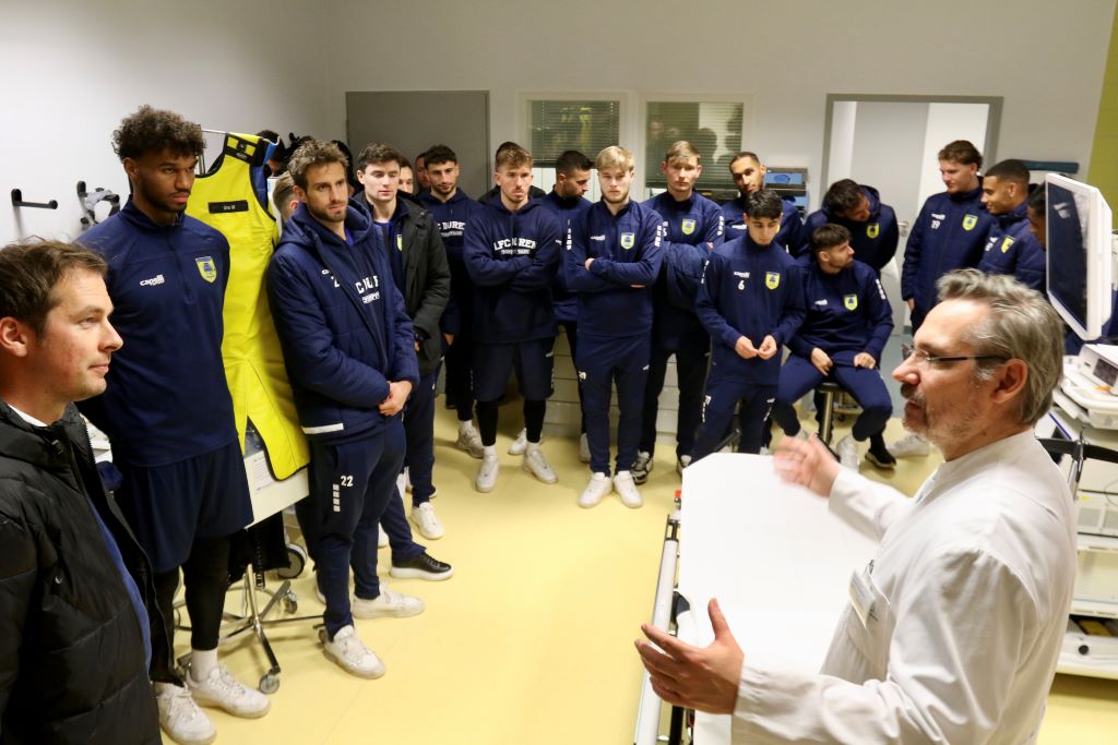 Artemed SE: Chefarzt Dr. med. Christof Börgermann erklärte den Sportlern anhand des Handballens, wie man Veränderungen der Hoden ertasten kann. Foto: Krankenhaus Düren