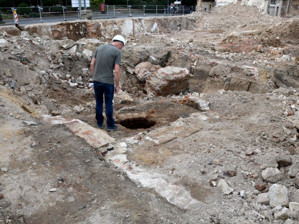 Bei den Rückbauarbeiten der Häuser an der Josef-Schregel-Straße sind Überreste früherer Bebauung gefunden worden. Unter anderem wurde ein aus Klinker gemauerter Brunnen freigelegt, der vermutlich um die Mitte des 19. Jahrhunderts gebaut worden war.