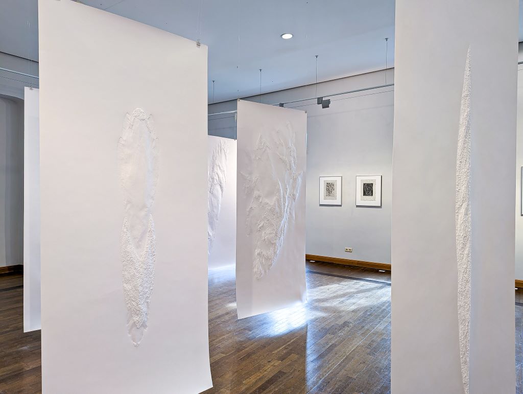 Ausblick in den Ausstellungssaal von Schloss Burgau mit der Installation „Hommage an Lucio Fontana“ von Aja von Loeper sowie Arbeiten von Walter Dohmen. 