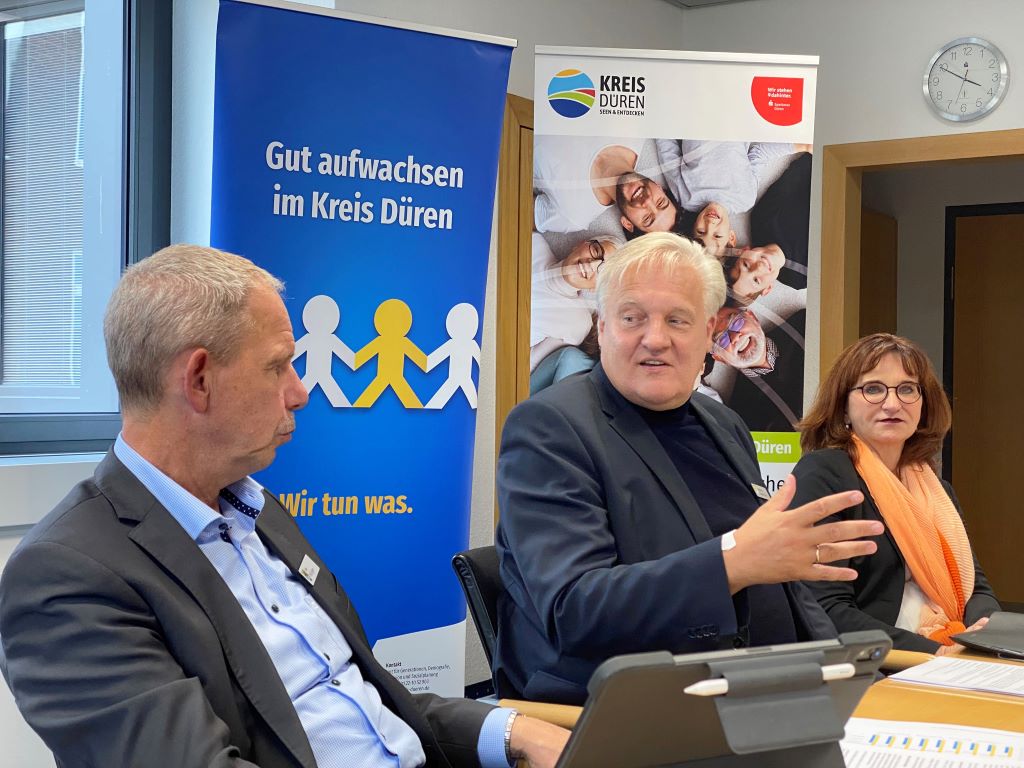 Landrat Wolfgang Spelthahn (Mitte) erklärt gemeinsam mit Elke Ricken-Melchert, die für Kinder und Jugendliche zuständige Dezernentin (r.), und Kreis-Kämmerer Dirk Hürtgen die Gründe für die gestiegene Jugendamtsumlage. Foto: Kreis Düren