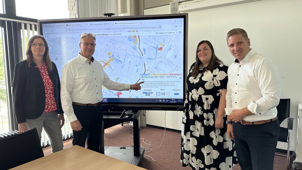 Sie stellten die neuen Starkregengefahrenkarten vor: (v.r.) Landrat Markus Ramers, Projektleiterin Sarah Nolting, Achim Blindert (Allgemeiner Vertreter des Landrates) und Heike Schneider (Leiterin der Stabsstelle Wiederaufbau). Foto: W. Andres / Kreisverwaltung