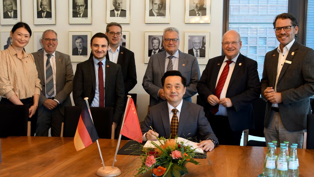 Zum Abschluss seines Besuches im Dürener Rathaus trug sich Generalkonsul Du Chunguo in das Goldene Buch der Stadt Düren ein.