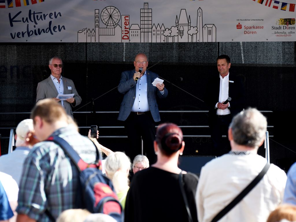 Zusammen mit Moderator Manfred Schall (li.) und dem Vorsitzenden der Interessengemeinschaft Düren-City e.V., Ulf Minartz (r.), eröffnete Bürgermeister Frank Peter Ullrich (Mitte) das Stadtfest und die Partnerschaftsmeile auf dem Kaiserplatz. Auf der Bühne gab es zwei Tage lang ein abwechslungsreiches lokales und internationales Programm.