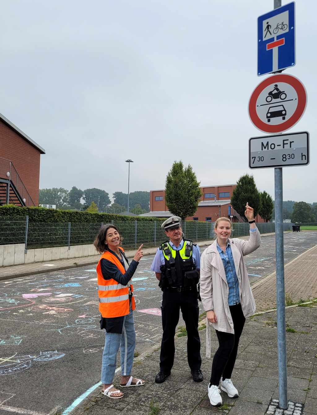 (v.l.n.r.:) Andrea Köppchen, Leiterin der Nikolausschule, Stefan Roderburg von der Dürener Polizei und Jeanette Collet, Mobilitätsmanagerin der Stadt Düren, freuen sich über die ersten positiven Erfahrungen mit dem Pilotversuch „Schulstraße“ an der Nikolausschule.
