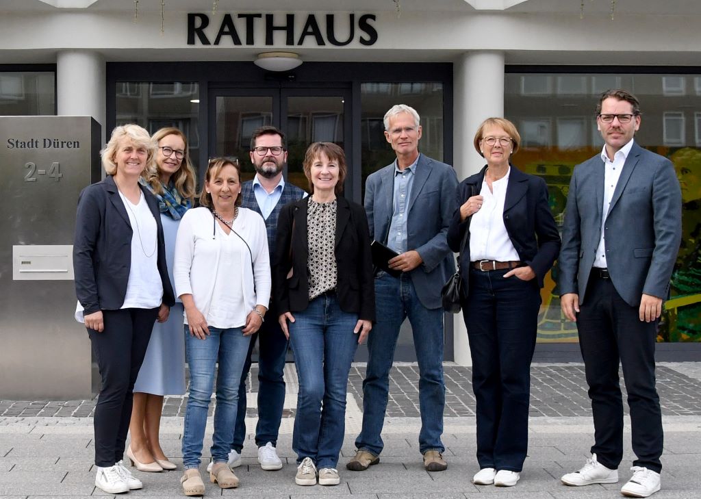 Zusammen mit Vertreterinnen und Vertretern verschiedener Dürener Institutionen, die bereits vom Stärkungspakt NRW profitiert haben, hoffen Thomas Hissel, Erster Beigeordneter und Sozialdezernent der Stadt Düren (1.v.r.) und Britta Hourtz, Leiterin des Sozialamtes (1.v.l.) auf weitere Bewerbungen um Hilfen aus dem Förderprogramm. 