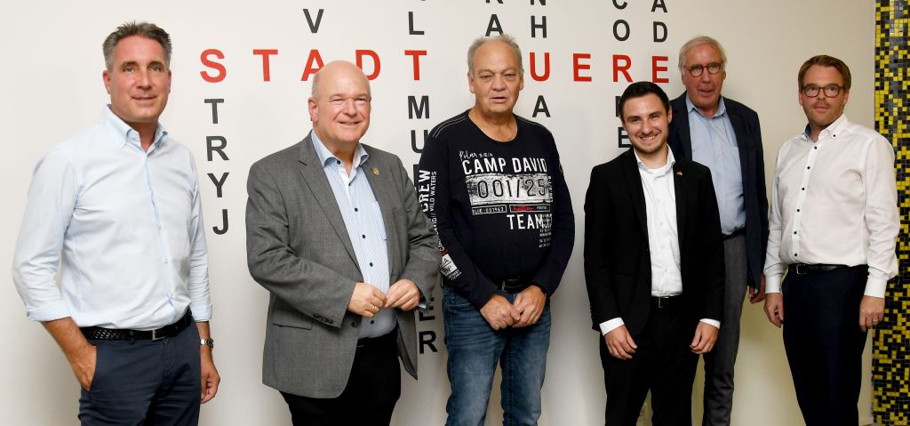 Foto: (v.l.n.r.) Michael Hommelsheim (Geschäftsführer ProCasa), Bürgermeister Frank Peter Ullrich, Gerhard Suhr (Fahrer des Hilfstransportes nach Stryj), Sebastian Eich (Partnerschaftsbeauftragter der Stadt Düren für die Partnerstadt Stryj), Toni Hommelsheim, Ingo Süßmilch (Vorstand OSMAB Holding AG)