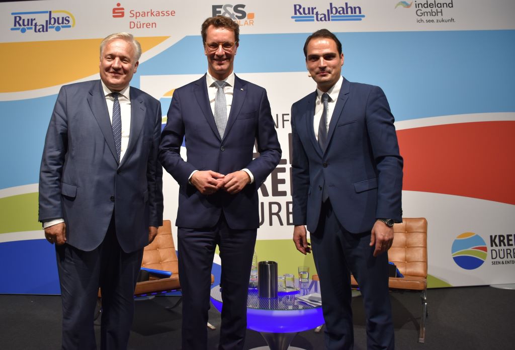 Landrat Wolfgang Spelthahn (l.) begrüßte Ministerpräsident Hendrik Wüst (Mitte) zum dritten Zukunfts-Talk des Kreises Düren, der von Dr. Jan Philipp Burgard (r.) im Technologiezentrum Jülich moderiert wurde. Foto: Kreis Düren. 