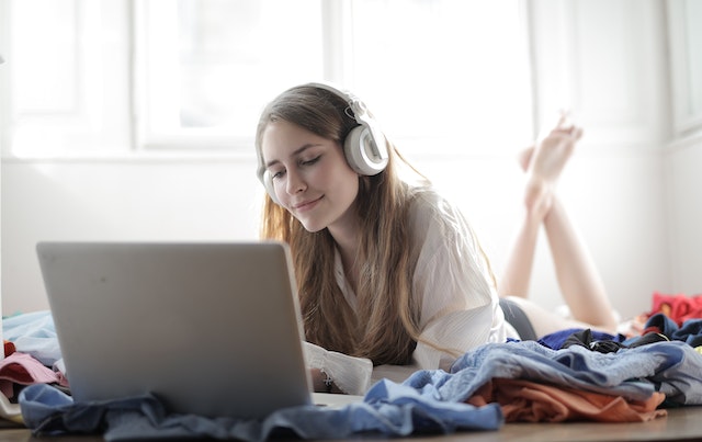 Foto von Andrea Piacquadio: https://www.pexels.com/de-de/foto/frau-im-weissen-hemd-mit-silbernem-macbook-3794188/