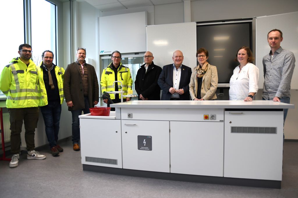 Bürgermeister Frank Peter Ullrich (4.v.r.) und Schulleiterin Dr. Claudia Fülling (3.v.r.) sowie Vertreterinnen und Vertretern des Gebäudemanagements und der Schule zeigten sich bei der Besichtigung der neuen naturwissenschaftlichen Räume im Gymnasium am Wirteltor sehr zufrieden über das Ergebnis der aufwändigen Sanierung. 