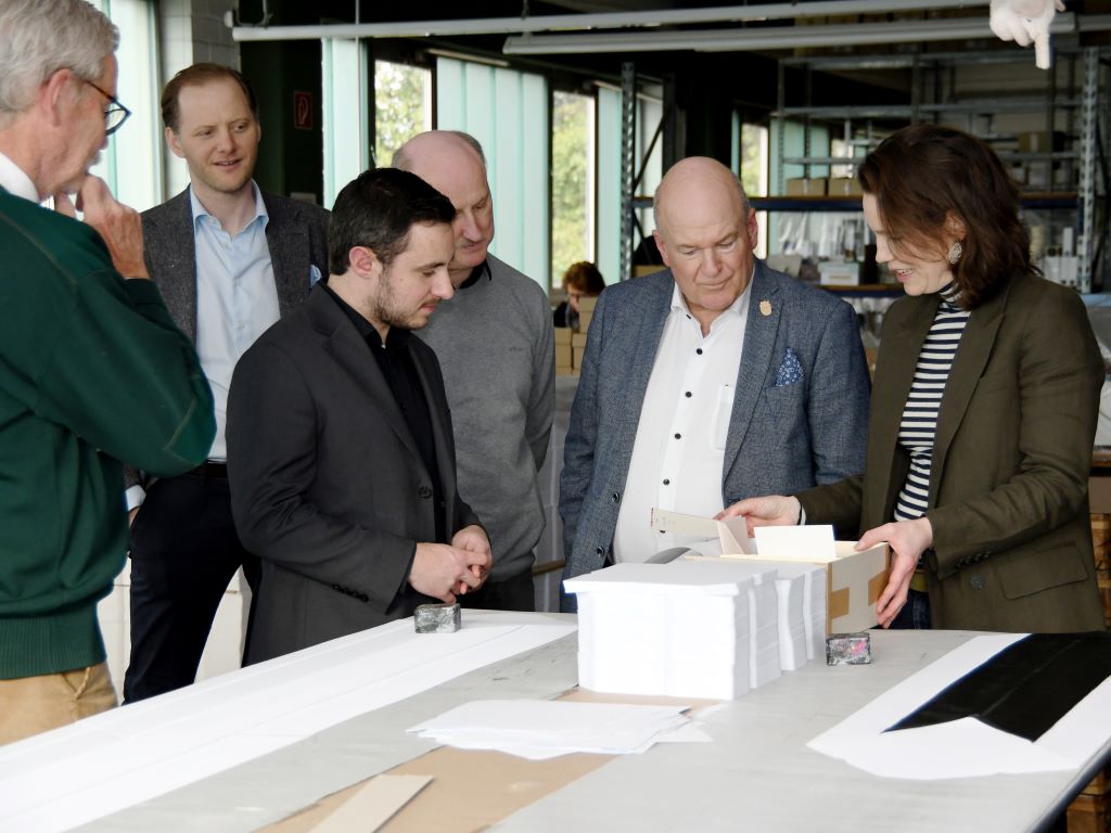 Katrin Rössler-Ehlers (r.), Dr. Jan Philipp Ehlers (2.v.l.) und Peter Rössler (l.) gaben Bürgermeister Frank Peter Ullrich (2.v.r.) bei dessen Unternehmensbesuch unter anderem einen Einblick in die Produktion am Rössler-Standort in Düren.