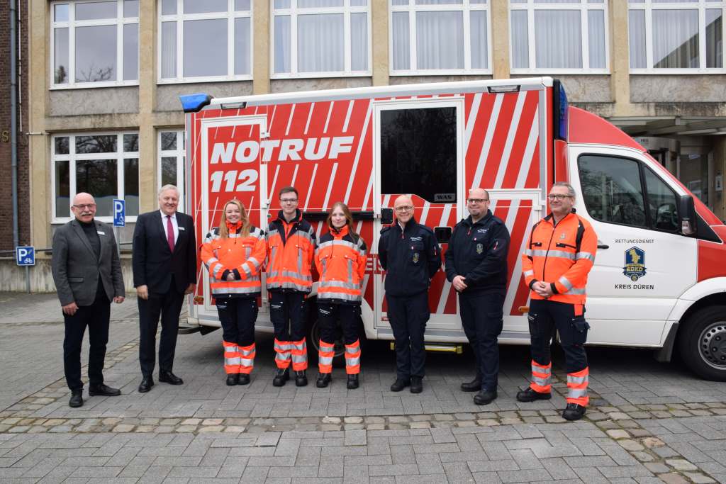 RDKD-Vorstand Peter Kaptain und Landrat Wolfgang Spelthahn begrüßen die neuen angehenden Notfallsanitäter Eileen Jansen, Cedric Deldicque und Lara Görldt. Guido Kühler, Robert Engels und Michael Wimberger vom RDKD freuen sich über die neuen Teammitglieder (v.l.).