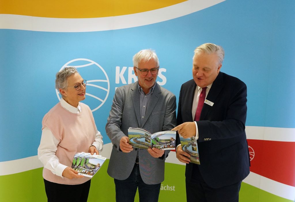 Der neue Zeitvertreib ist da, den Landrat Wolfgang Spelthahn (r.) von den Erstellern Norbert und Marlene Dreßen vorgestellt bekommt. Foto: Kreis Düren