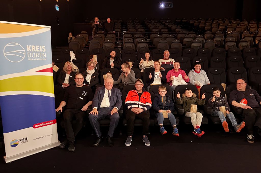 Landrat Wolfgang Spelthahn verteilte im Lumen-Kino Gutscheine an Kinder und Jugendliche, die in Kinderheimen und Wohngruppen des Kreises Düren leben. Foto: Kreis Düren