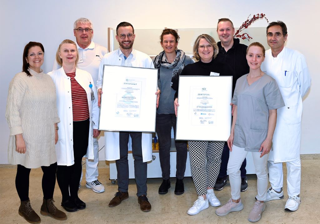 Foto (© T. Opgenorth) v.l.: Claudia Schoubye (Stationsleitung Geriatrie), Elke Kaufhold (Ärztliche Ltg. ATZ, Geriatrie), Klaus Kurth (Ltg. APT), Dr. med. Christian Kautz (CA Geriatrie), Sarah Perkampus (Stationsleitung 1C), Annika Butzen (Geschäftsführerin), Michael Engel (Stationsleitung ATZ), Anja Weiser (stellv. Stationsleitung Geriatrie) und Dr. med. Ralf Plaga (Sektionsleiter Unfallchirurgie und Orthopädie)