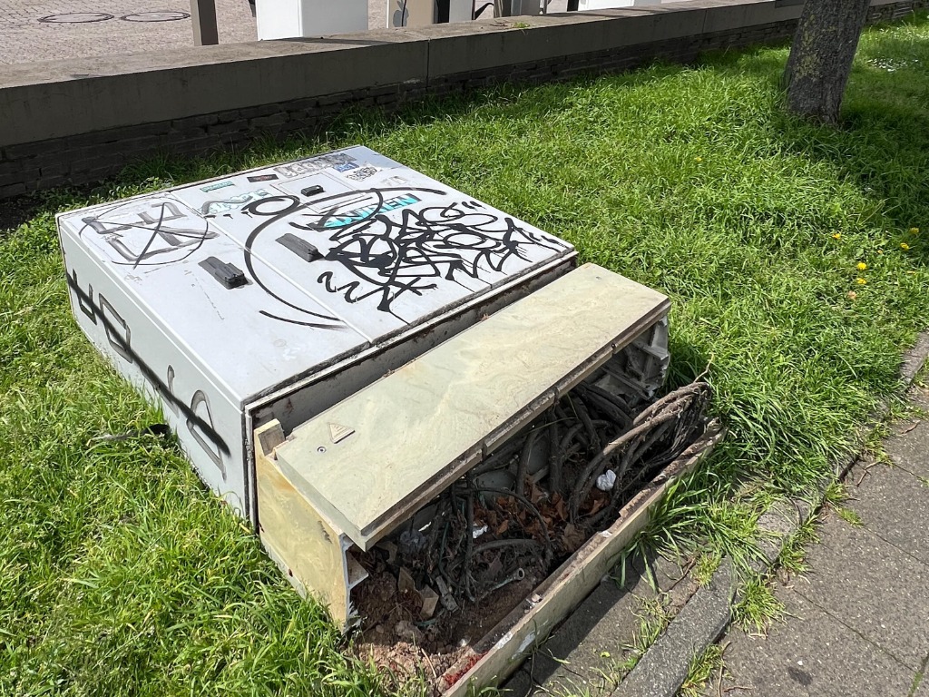 Am vergangenen Wochenende haben Unbekannte das Steuergerät der Ampelanlage an der Kreuzung Malteserstraße/ Neue Jülicher Straße beschädigt. Die Ampel ist aktuell weiter außer Betrieb.