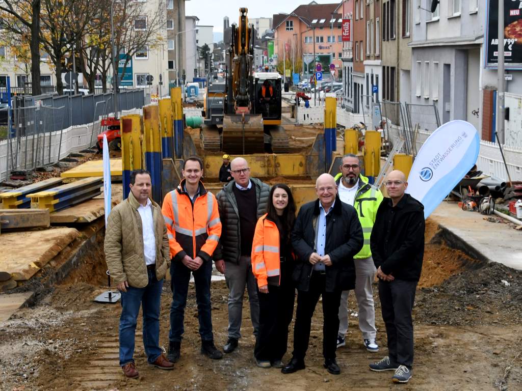 Zusammen unter anderem mit dem Technischen Beigeordneten der Stadt Düren, Niels-Christian Schaffert (r.), hatte sich Bürgermeister Frank Peter Ullrich (3.v.r.) während der Arbeiten in den vergangenen Wochen vor Ort ein Bild des Baufortschrittes auf der Arnoldsweilerstraße gemacht. 