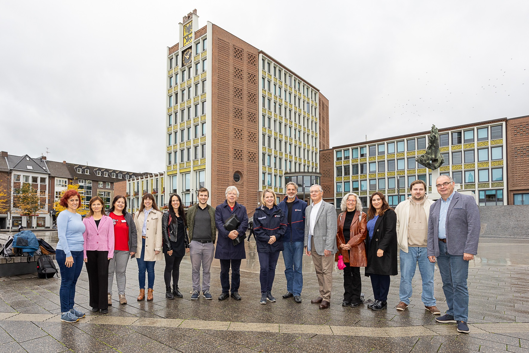 Foto Von links nach rechts: Mais Alhaik (KIM, Diakonie Jülich), Anastasia Barnert (KIM, Sozialwerk Dürener Christen), Renarta Myrta (Low-tec), Mira Kubitza (JMD, Sozialdienst katholischer Frauen e. V. Düren), Melania Bylsma Merino (KIM & JMD, Sozialdienst katholischer Frauen e. V. Düren), Marcel Hendrichs (KIM, Stadt Düren), Dr. Karl Hinzen, Ute Wallraven-Achten (Referentin Soziales Ehrenamt, Malteser), Nikolaus Scherzberg, (Leitung MMM - Düren, Malteser), Dr. Hubert Zergiebel, Hava Zaimi (MBE, Evangelische Gemeinde zu Düren), Ebru Yigit (MBE, Evangelische Gemeinde zu Düren), Justin Malmen (Streetworker Obdach, Stadt Düren), Bernd Korall (Abteilungsleiter Obdach, Stadt Düren) Bild von H.-Joachim Emmerich/low-tec