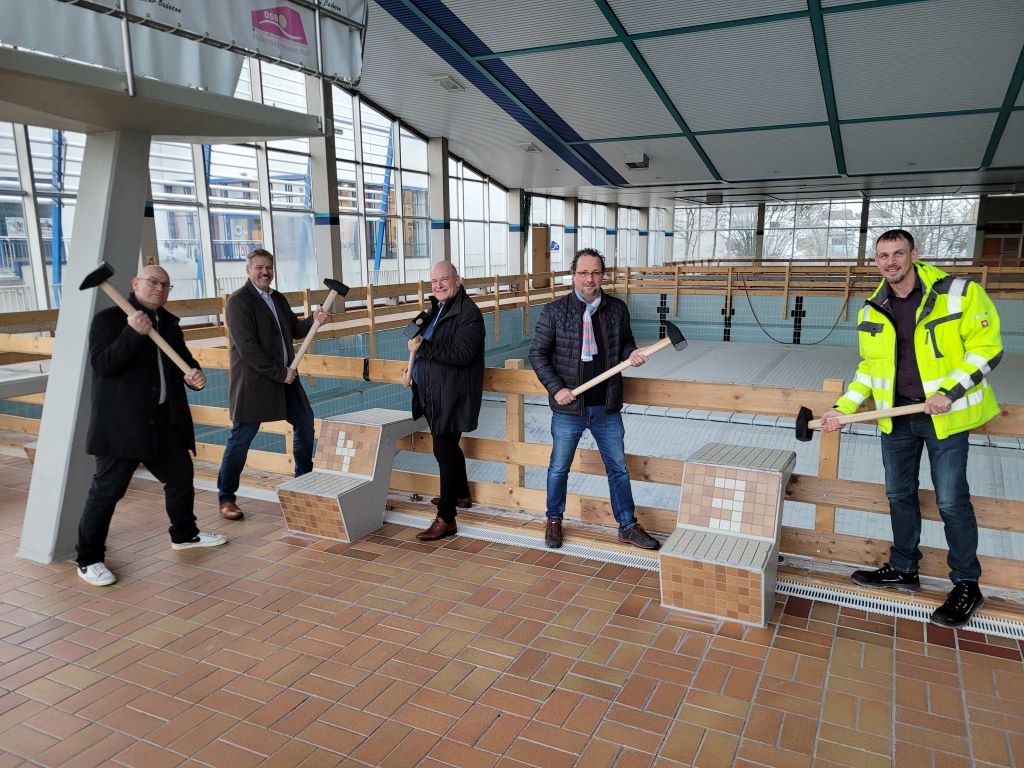Im Bild von links nach rechts: Baudezernent Niels-Christian Schaffert, der Leiter des Amts für Gebäudemanagement der Stadt Düren, Hans-Willi Schroeder, Bürgermeister Frank Peter Ullrich, Tobias Marks und Sascha von den Driesch (beide ebenfalls vom Amt für Gebäudemanagement).