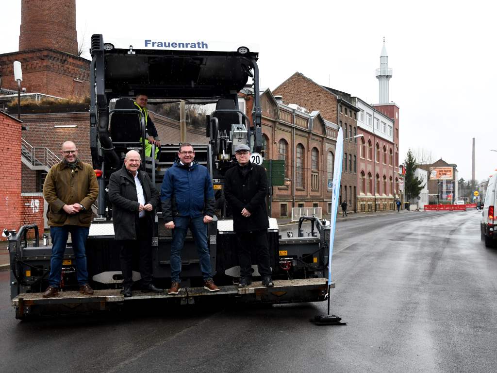 Foto: (v.l.n.r.) Benjamin Savelsberg, Leiter des städtischen Tiefbauamtes und der Stadtentwässerung Düren, Bürgermeister Frank Peter Ullrich, Stephan Merker von der Stadtentwässerung Düren und der Technische Beigeordnete der Stadt Düren, Niels-Christian Schaffert, hatte sich in der vergangenen Woche an der Veldener Straße ein Bild der letzten Arbeiten vor der Freigabe der Straße gemacht.