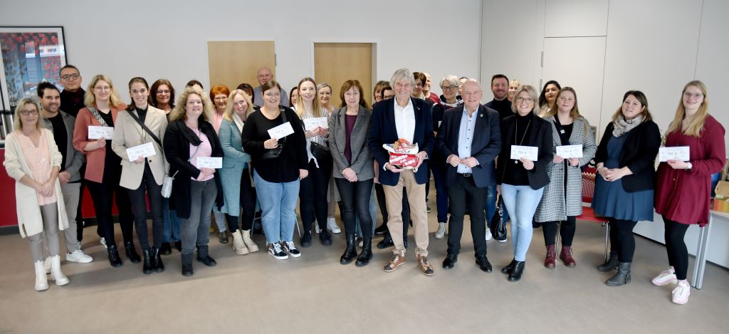 Im Beisein von Bürgermeister Frank Peter Ullrich überreichte Peter Borsdorff jeweils Schecks in Höhe von 750 Euro an insgesamt 22 Kindertagesstätten, Jugend- und Nachbarschaftstreffs und Vereine.