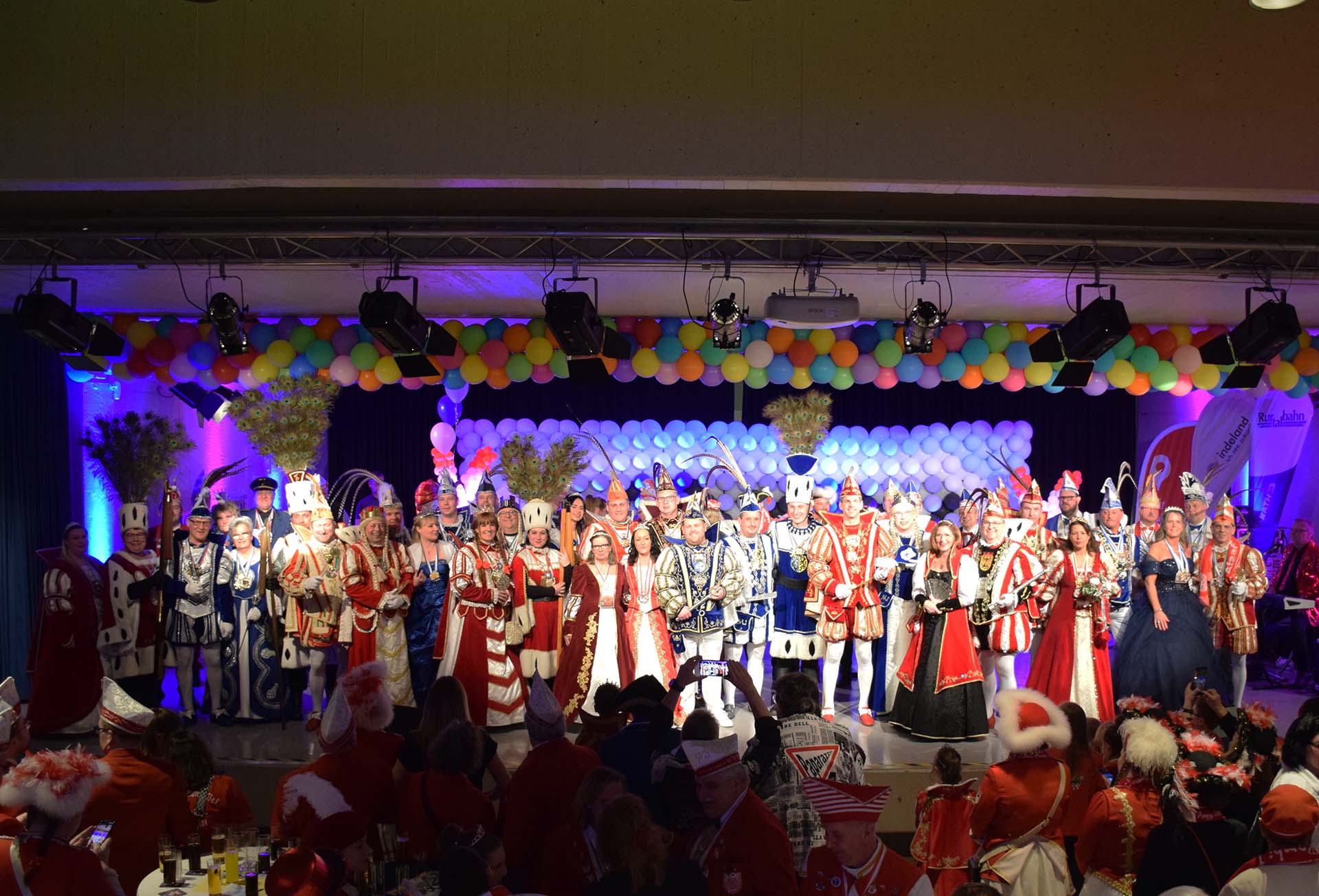 Das traditionelle Gruppenfoto der Erwachsenentollitäten des Kreises Düren mit Landrat Wolfgang Spelthahn auf dem 50. Närrischen Empfang. Foto: Kreis Düren. 