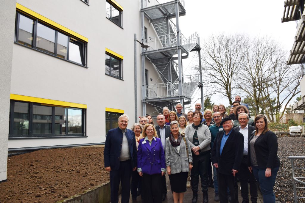 Der neue Erweiterungsbau am Berufskolleg Kaufmännische Schulen ist offiziell von Landrat Wolfgang Spelthahn, Schulleiterin Christine Stein (vorne v.l.) sowie den Vertreterinnen und Vertretern des Kreises, der Politik, des Schul- und Buswesens eröffnet worden. Foto: Kreis Düren