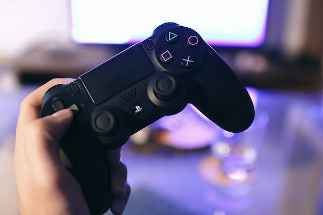 Foto von JÉSHOOTS: https://www.pexels.com/de-de/foto/person-mit-sony-ps4-dualshock-4-21067/