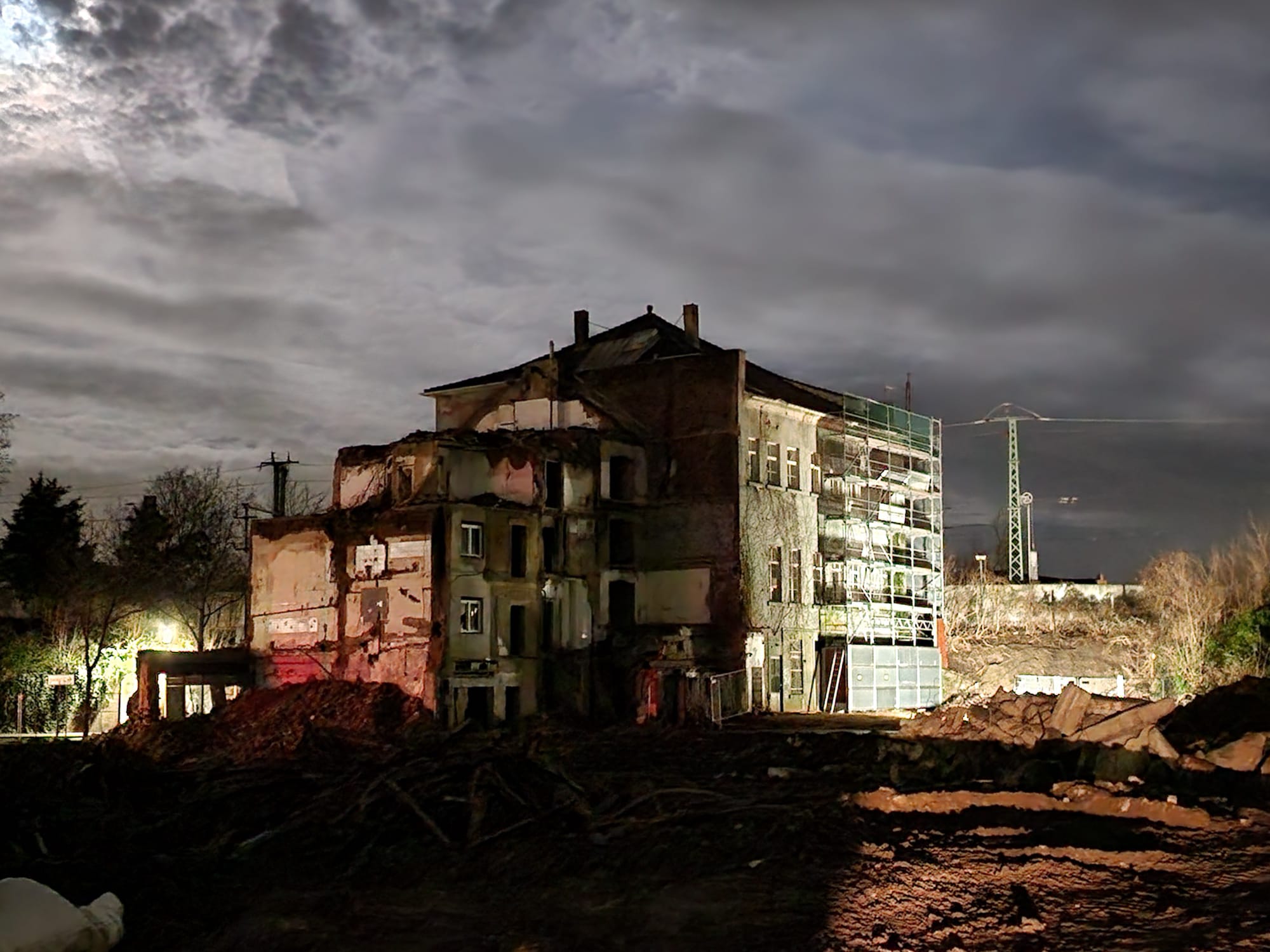 Foto: Das Gebäude Josef-Schregel-Straße 54 ist jetzt komplett eingerüstet. Dort kann nun der Rückbau beginnen.