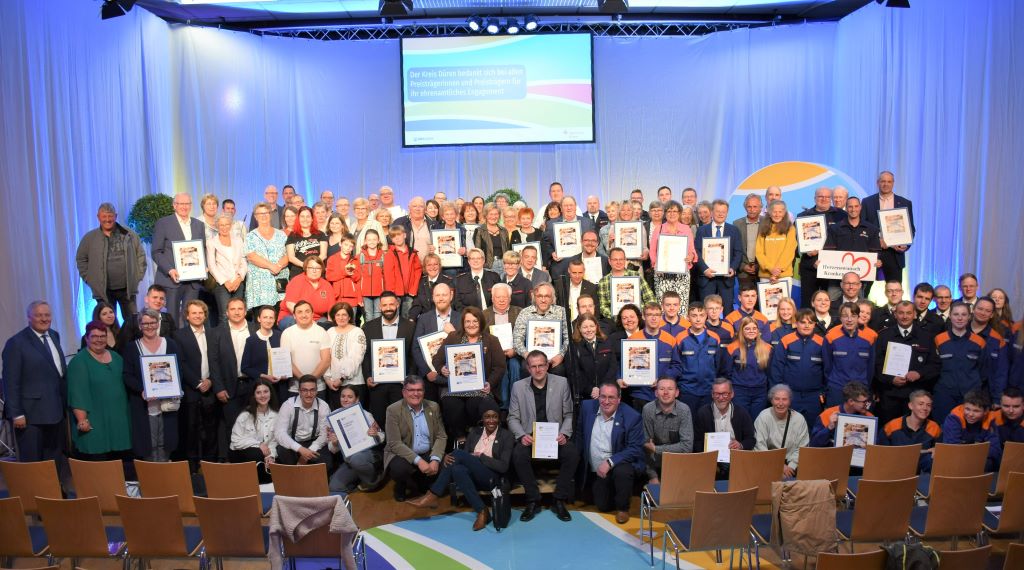 Auch in diesem Jahr können wieder Vorschläge für die Ehrenpreise für soziales Engagement des Kreises Düren und den Indeland-Preis eingereicht werden. Foto: Kreis Düren. 