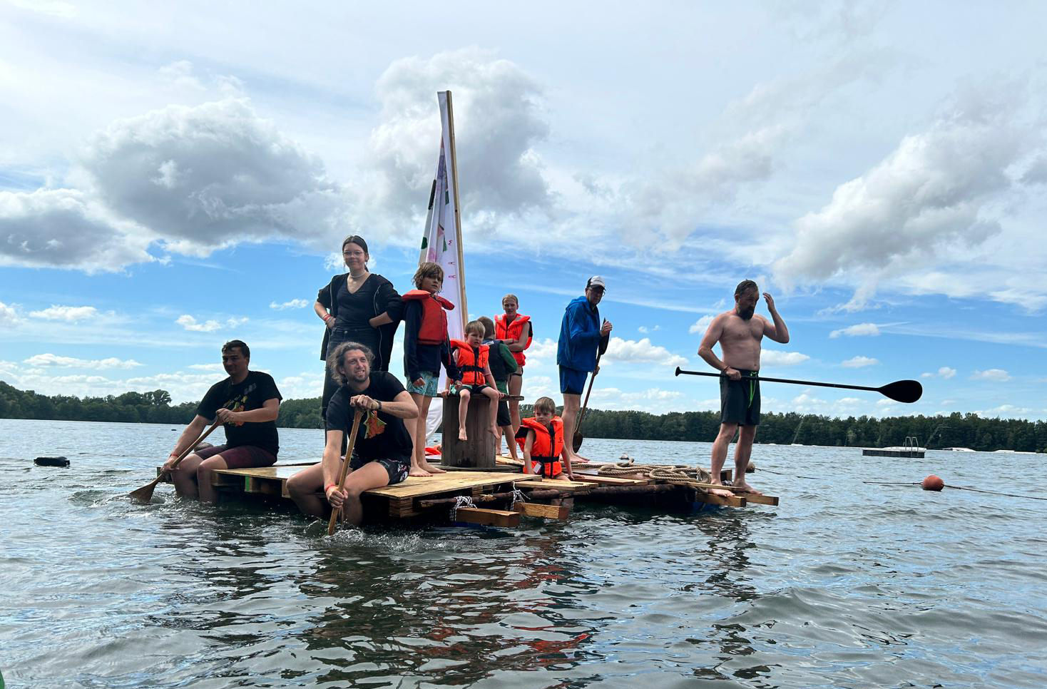 Floßfahrt auf dem Badesee (©Ferienspass)